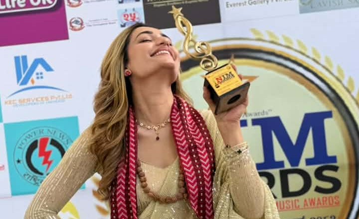 सृष्टि खड्कालाई वर्ष २०२६ को ‘उत्कृष्ट मोडल’ अवार्ड, ‘पुरानो बुलेट’ देखि ‘परदेशी’ सम्मको यात्रा